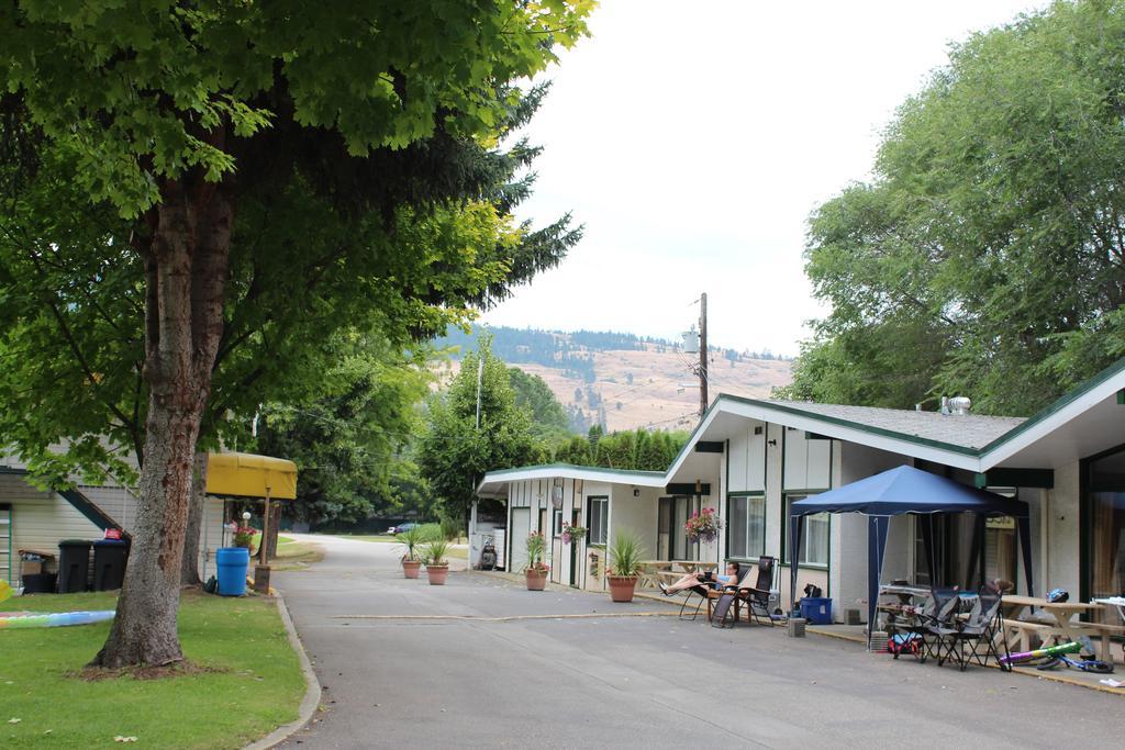 Kokanee Beach Resort Lake Country Exterior photo